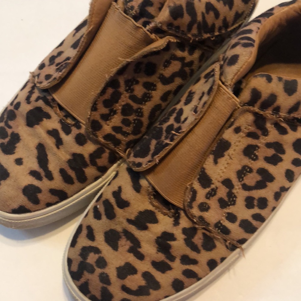 Woman’s very Volatile canvas stretch slip on animal print sneakers size 9